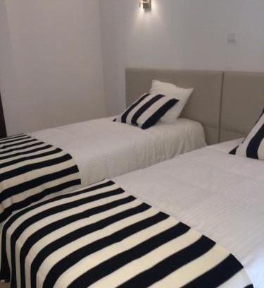 Fatima House | Nas Palhas Deitado