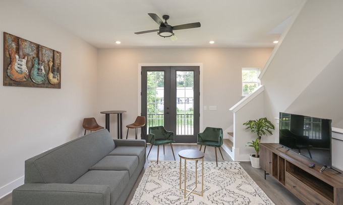 Radnor House | NASH Boutique|3bd 2.5ba|Berry Hill|Sleeps 10