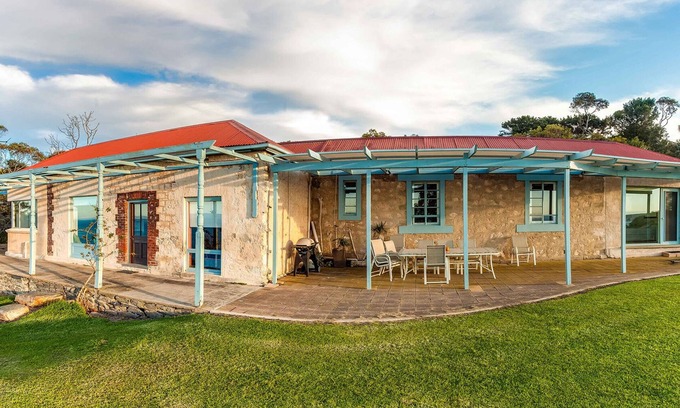 Willoughby Other | Nat's Homestead - historic clifftop paradise