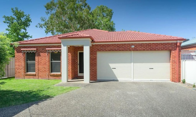 Albury House | 'Nathan Ave Villa'
