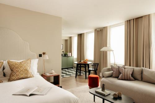 Castle Baynard Apartment | Native Kings Wardrobe, St Pauls