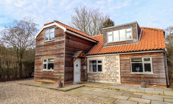 Syderstone Cottage | NATTERJACKS, pet friendly, with open fire in Syderstone