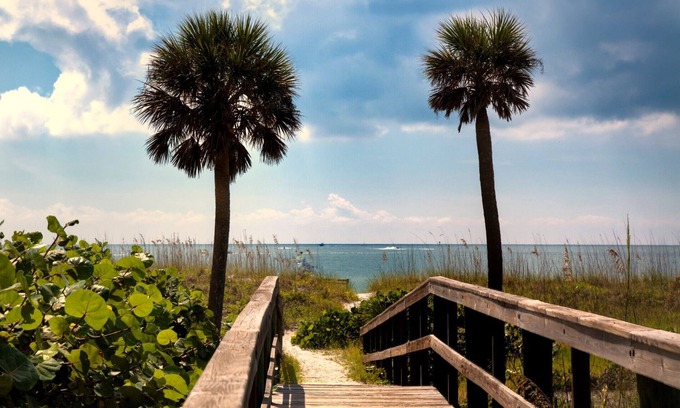 Indian Shores Hotel | Nature is Calling! Near Smugglers Cove Adventure Golf, Spa Tub, Golf