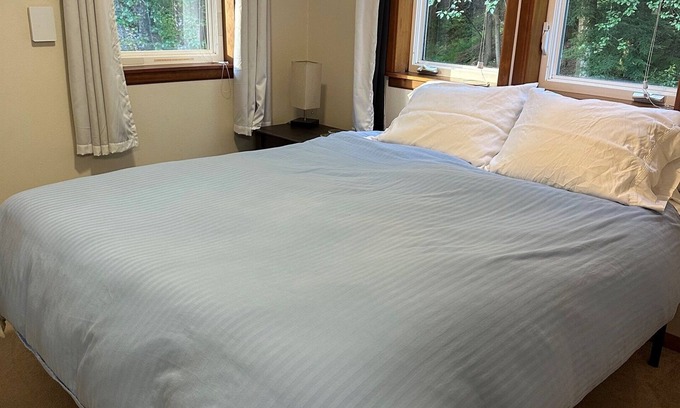 Downtown Juneau Apartment | Nature Retreat in Juneau- Sleeps 4. Mountain Views, 5 Min to Downtown.