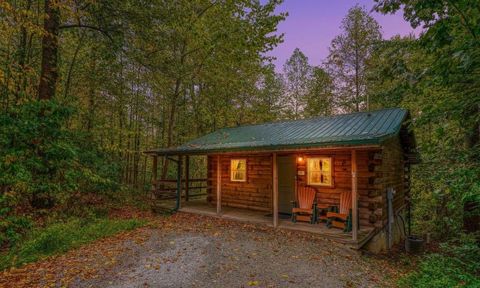 South Bloomingville Cabin | Nature's Paradise: Pet friendly couples cabin w/hot tub in Hocking Hills