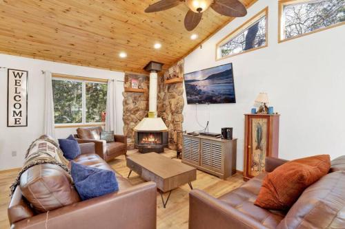 Upper Moonridge House | Natures Delight Big Bear~ Hot Tub~ Resort Chalet~