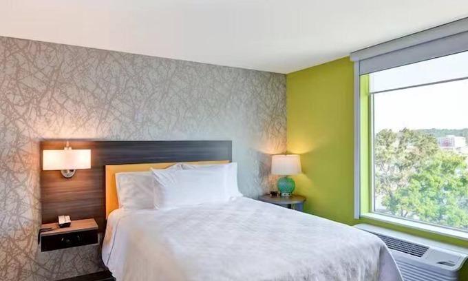 Lake Hamilton Hotel | Nature’s Nook: Lake View, Full Kitchen, Pet-friendly, Free Breakfast & Parking!