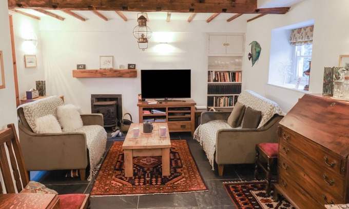 Lyme Regis Cottage | NAUNTON COTTAGE, family friendly, with open fire in Lyme Regis