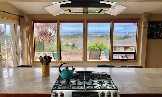 Humboldt Hill House | ⚓️ 🌊Nautical Escape- Bay Views, Patio, Near HWY101