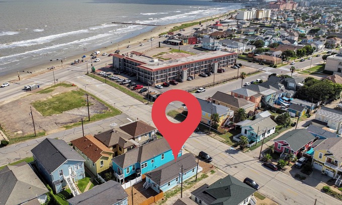 San Jacinto House | Nautical Nest - 1 block to the Beach, Newly Renovated