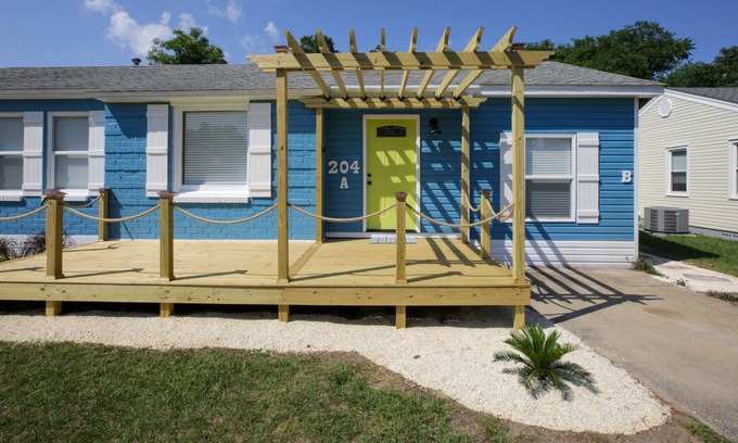 Navy Point House | Navy Point Retreat: Pensacola Modern Oasis