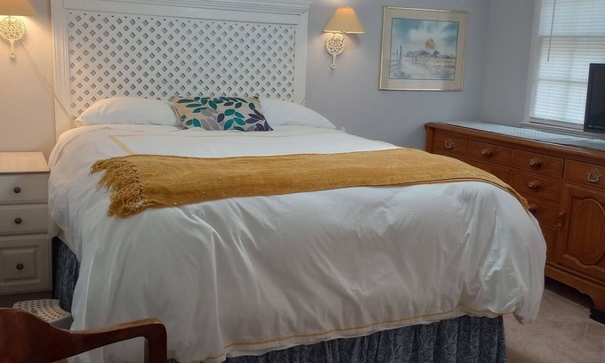 High Point Bed & Breakfast | NC Lake Retreat near HPU & downtown High Point - sleeps 13