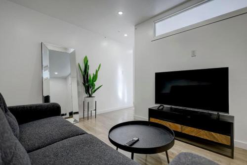 Cote-Des-Neiges—Notre-Dame-De-Grace Apartment | NDG Grand Stay Spacious and Elegant 3BR