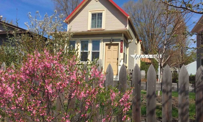 Bottineau House | NE Arts Haven in Trendy NE Minneapolis with AC, WiFi