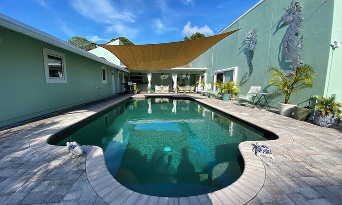 Seminole Apartment | Near Beaches, Pool, Paradise Awaits, Adult Only “The Blue Room”