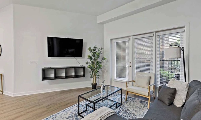 Cherry Apartment | Near CPCC & light Rail | Pool, Gym, W/D & Parking