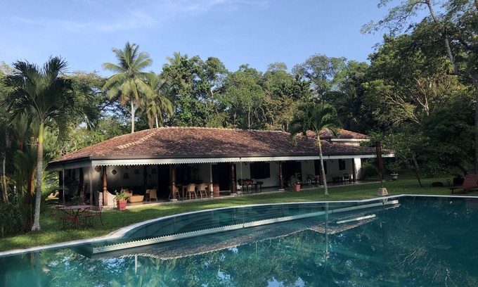 Unawatuna Villa | Near Galle, recent colonial house, 3 bedrooms, large swimming pool in the park