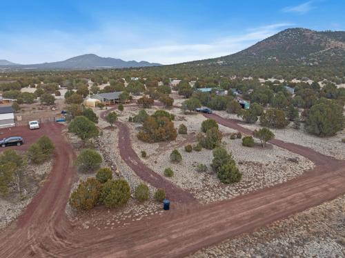 Williams House | Near Gc Train-1acre-gym-king-parking-kitchen-wifi