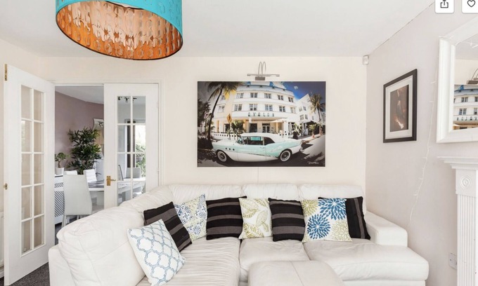 Leeds House | Near Leeds city centre, 3 bed house, FREE parking, WiFi, Netflix, patio seating
