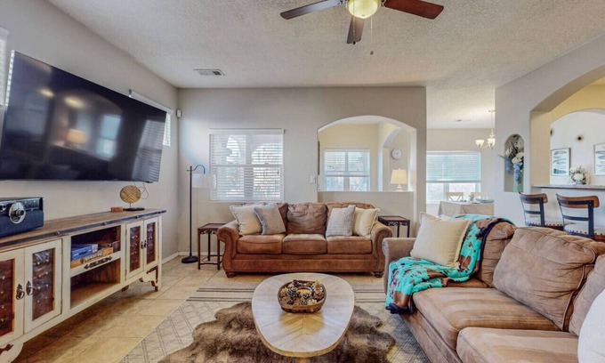 Mesa Del Sol Innovation Park House | Near Netflix|Quiet Neighborhood|King Bed|Spacious