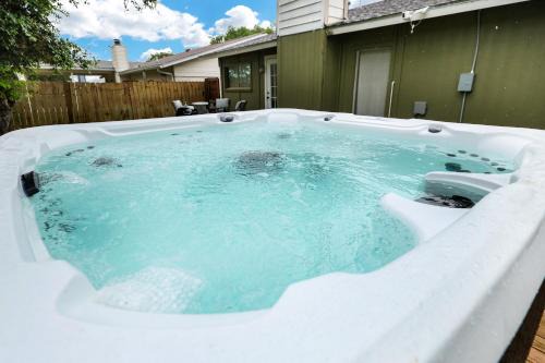 Heritage House | Near Sea World Hot Tub Swing Set Bbq Yard Games