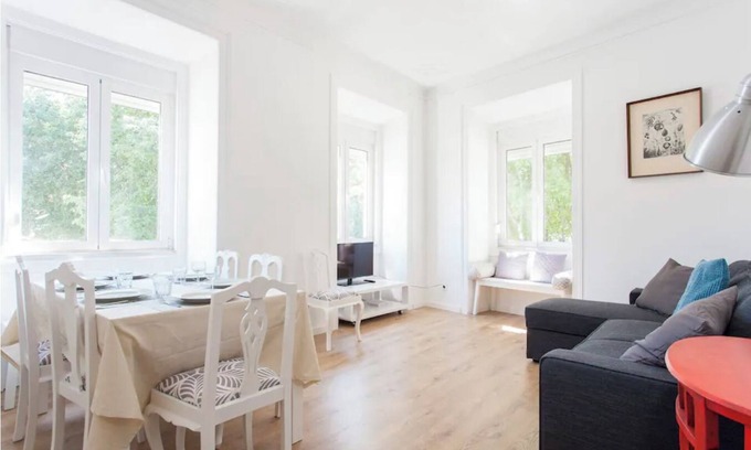 Alcantara Apartment | Near the River 3 Bedrooms Flat, with AC for 9