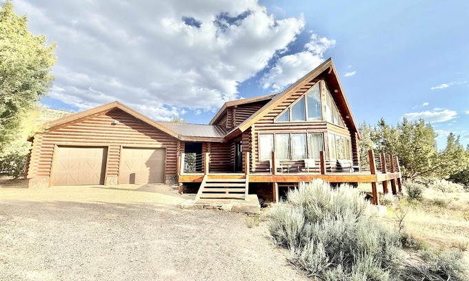 Mammoth Creek Cabin | Near Zion National Park! Modern cabin with panaramic views. Pet Friendly!