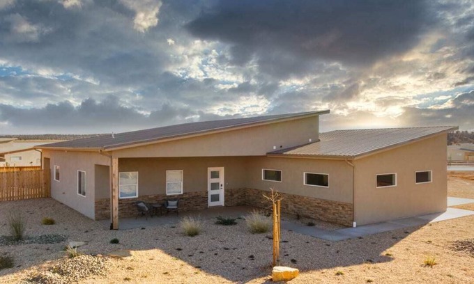Kanab House | Near Zion NP l Pool I Dark Skies I Pickleball Court I Pet Friendly