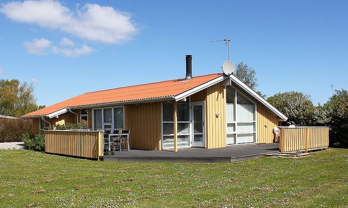 Skovmose House | Neat wooden house on lawn, with whirlpool, sauna, oven and wifi