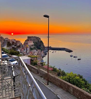 Scilla House | Nel blu dipinto di blu