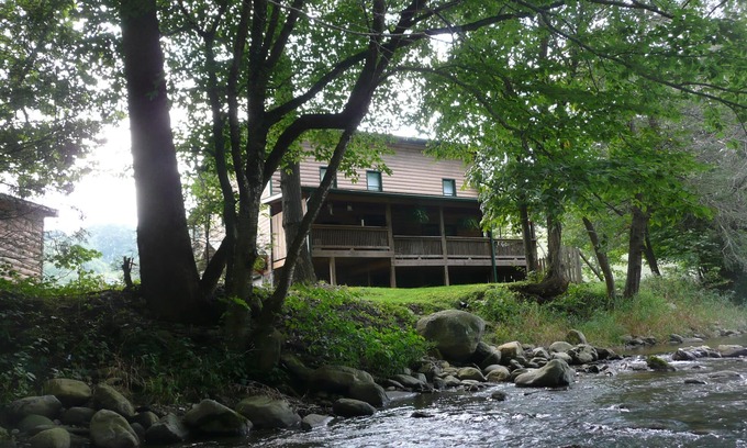 Lansing Cabin | Nestled In A Mountain Setting With Several Water, Scenic, And Shopping Venues.