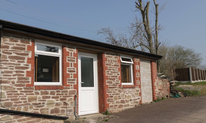 Lydney Cottage | NETHEREND INN, pet friendly, with a garden in Woolaston