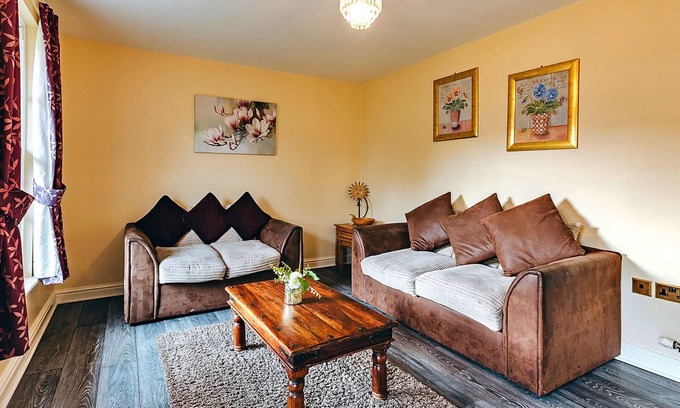 Eaton Mascott House | Netley Hall - Rose by Interhome