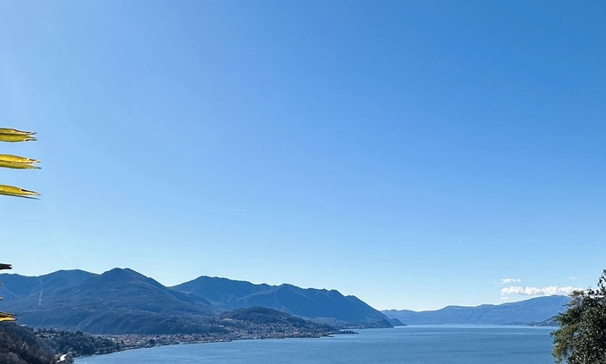 Colmegna Apartment | Neu Renovierte Ferienwohnung mit Fantastischem Ausblick auf den Lago Maggiore