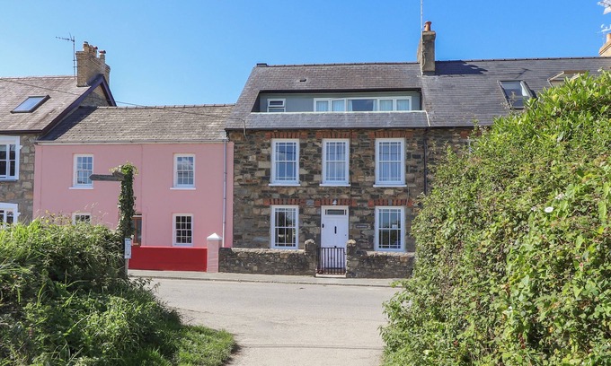Newport Cottage | NEVERNDALE, pet friendly, with a garden in Newport, Pembrokeshire
