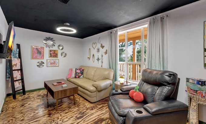 Griffin Heights House | New-1 Mile to FSU-Artsy Tree-House