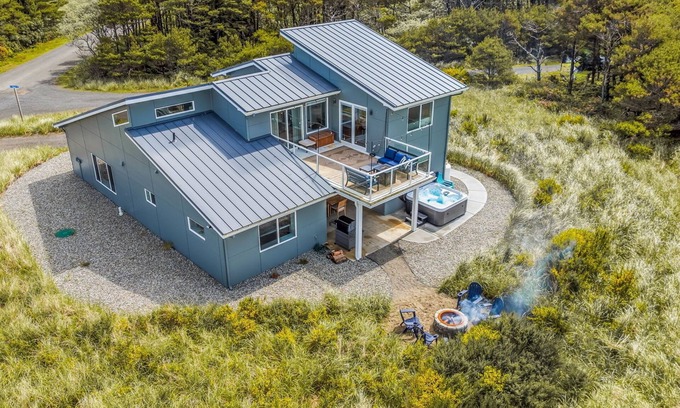 Westport House | NEW! 1 minute to beach-Ocean Views-Hot Tub-Waffles for Breakfast