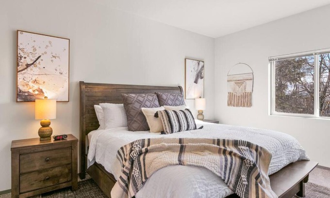 South Perry District Apartment | New 2 Bed 2 Bath Near Perry Dist and DT