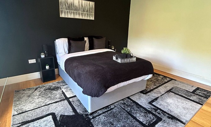 Grimsby Apartment | NEW! 2 Bedroom, Sleeps 5 Central Grimsby