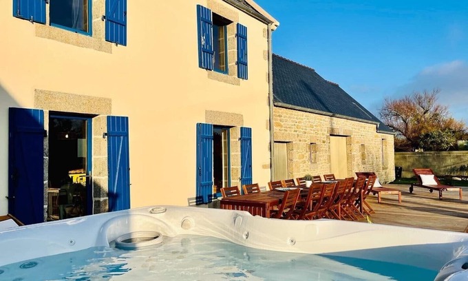 Kerlouan House | New, 20 meters from the sea, 19 people, table soccer, ping pong, JACUZZI, pétanque