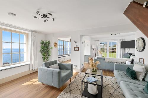 Newton Ferrers House | NEW 2024 Modern Luxury Holiday Home on the Beach in Devon - Free Parking, Pets Welcome, Sleeps 10