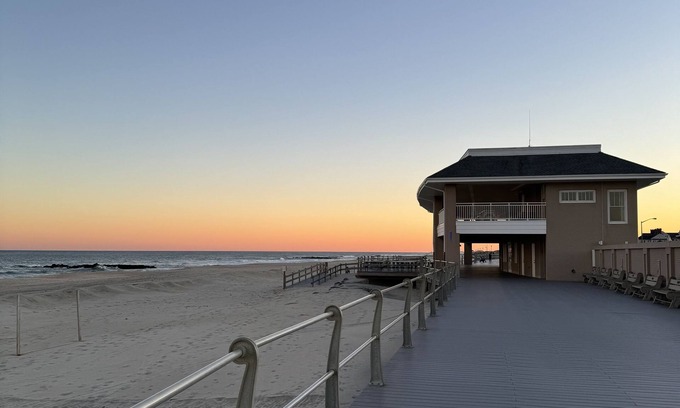 Spring Lake Heights House | New 2024 Spring lake, East side 71!Outdoor shower, front porch, fenced yard +++