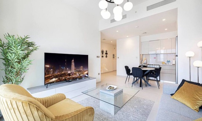 Downtown Dubai Apartment | New 2B | Burj Khalifa | Dubai Mall | 2 Pools | Gym