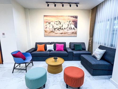 Phra Khanong Nuea Villa | NEW! 300m to BTS , CITY CENTER, Thonglo, Em District, 12Bed, 5Bath, MAX 20 People
