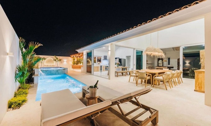 Esmeralda House | NEW | 3min to Beach, Billiard, HotTub, 8 sleeps