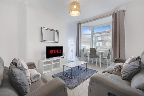 Darlington Apartment | NEW! 4 Bed Home Near Darlington City Centre by Stay With Us, Ideal for Families & Large Groups, FREE OFF-STREET PARKING!