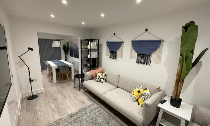 Manchester House | New 4 bedrm house! Parking. 10min to City/Etihad