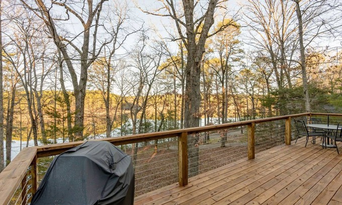 Higden House | New! 4 Bedroom + 2 Bathroom Lakeview Home!