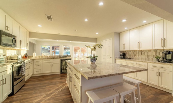 Azle House | New 5 Bed/Lakefront/Boat dock/Game room/Guest House.