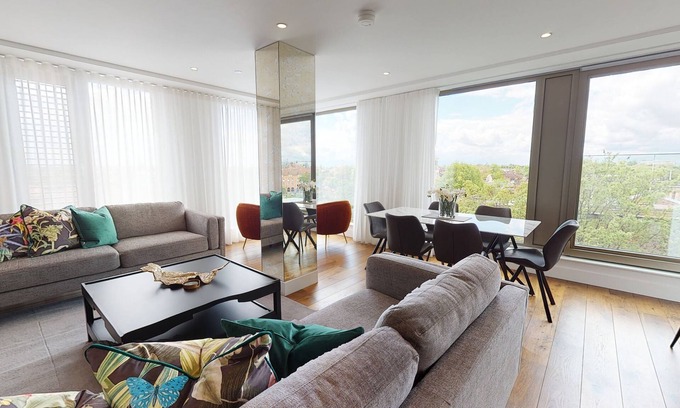 York Apartment | NEW 5* Luxury River View Apartment, 3 bed 3 bath, central York, with parking